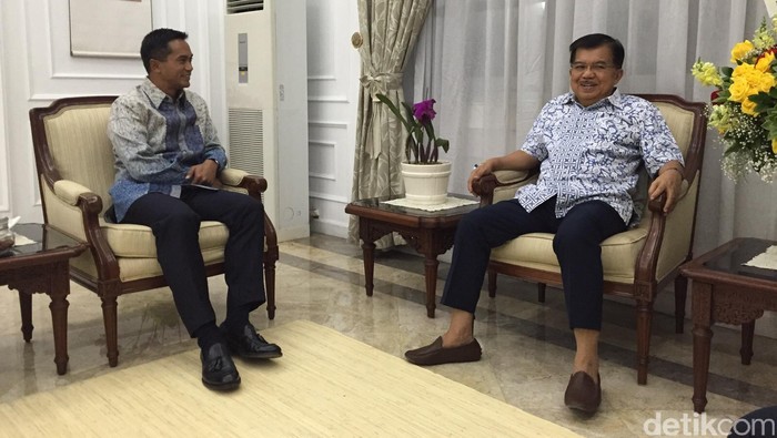 JK Masih Dibesuk Beberapa Kawannya Pasca Sakit