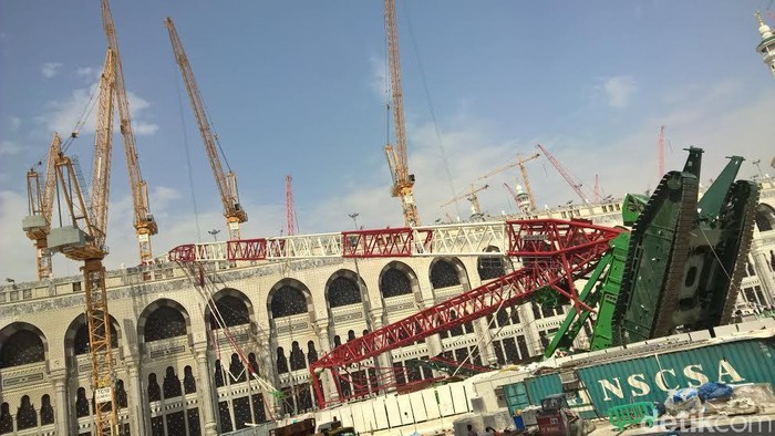Crane yang Terjungkal di Masjidil Haram Masih Tersangkut