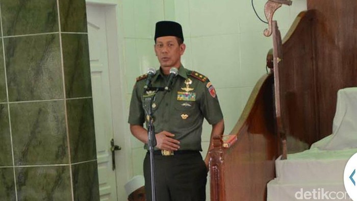 Pangdam Pattimura Mayjen Doni Monardo Turun Langsung Padamkan Kebakaran Lahan