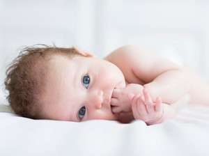 Mengatasi Bayi Rewel karena Tumbuh Gigi