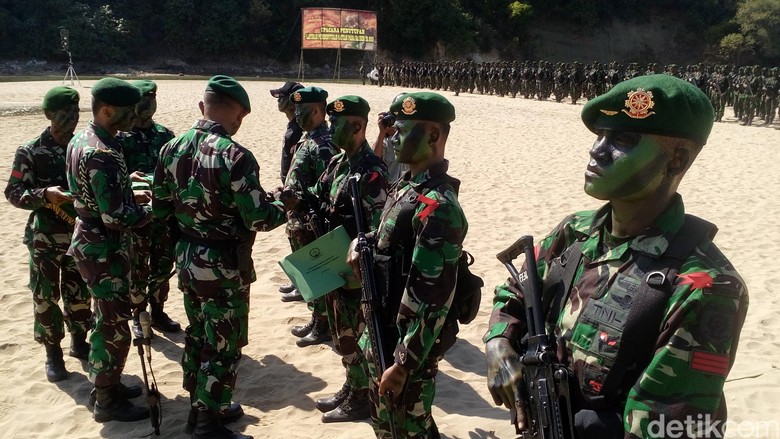 Aksi Batalyon Raider Gelar Simulasi Selamatkan Sandera Teroris di Malang Aksi Batalyon Raider Gelar Simulasi Selamatkan Sandera Teroris di Malang