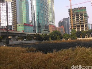 Kebakaran di Lahan Kosong Mega Kuningan Padam, Penyebabnya Percikan Api Las Reklame