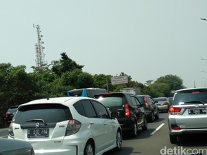 Arus Balik ke Jakarta Mulai Terlihat, Lalin Tol Cikampek Macet di Rest Area