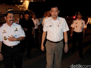 Naiki 100 Anak Tangga, Jonan Pantau Bandara Kalimarau dari Ketinggian