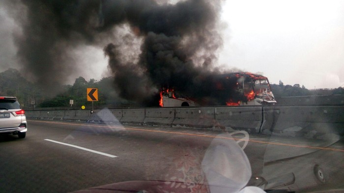 Bus Terbakar di Tol Purbaleunyi Bikin Macet, Begini Penampakannya
