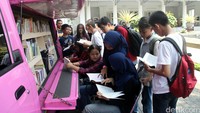 Warga melihat mobil perpustakaan.