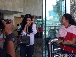 Tutupi Wajah, Velove Ajukan Surat Jenguk OC Kaligis ke KPK