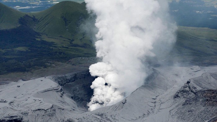 Gunung Berapi Aso Meletus, Jepang Ingatkan Turis Waspada