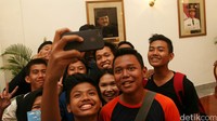 Pengunjung selfie di dalam balai kota.