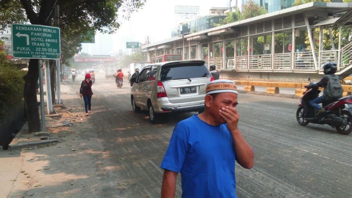 Serangan Debu Melanda Ruas Jalan di Mampang, Siap-siap Masker!