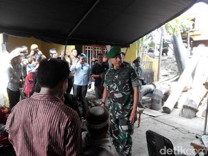 Letjen Agus Blusukan ke Bidara Cina, Ingatkan Kebersihan Sungai