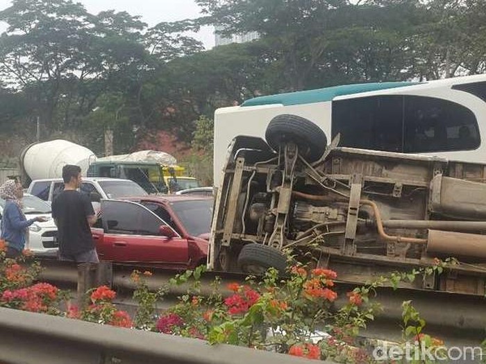 Pikap Bawa Sayur Terbalik di KM 20 Tol Karawaci, Lalin Macet