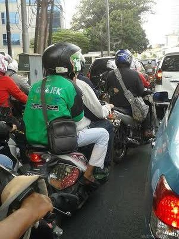 Abang Go-jek Malah Dibonceng Penumpang, Kenapa Yah?