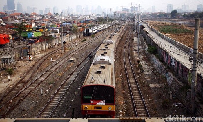 Korsleting, Lampu di Dalam Commuterline di Stasiun Juanda Meletus