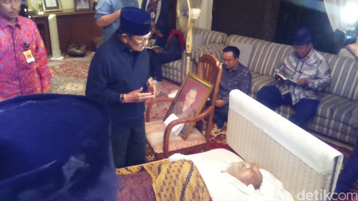 BJ Habibie: Ketemu Ali Wardhana Kayak Kiai dengan Jenggotnya