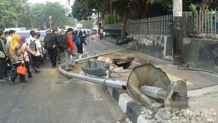 Traffic Light di Dekat Bundaran Tugu Tani Roboh