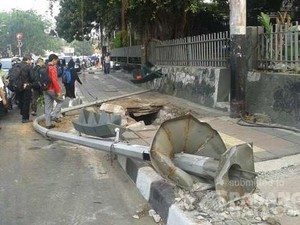 Traffic Light di Dekat Bundaran Tugu Tani Roboh