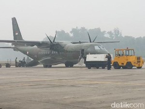 Meski Jarak Pandang Terbatas, Hercules dan CN 295 Milik TNI Tetap Mendarat di Pekanbaru