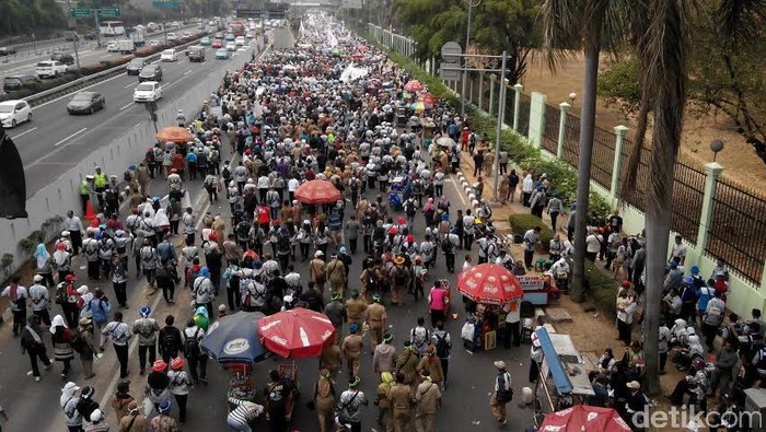 Penampakan Massa Guru Honorer Tutup Jalan di Depan DPR dan Kemacetan
