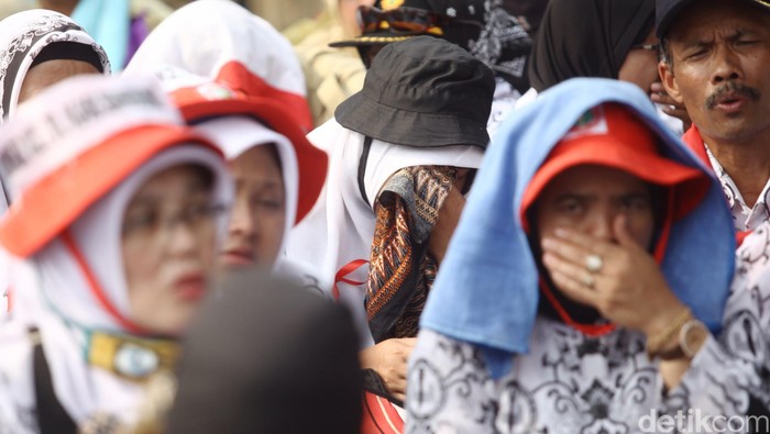 Puluhan ribu guru honorer menggelar demo dan aksi damai di Jl Asia Afrika Jakarta, Selasa (15/9/2015) usai menyampaikan aspirasinya di depan Gedung DPR RI. Beginilah wajah lelah perjuangan para pahlawan tanpa tanda jasa honorer ini dari berbagai daerah yang menagih janji Presiden Jokowi untuk mengangkatnya menjadi PNS. Rachman Haryanto/detikcom.