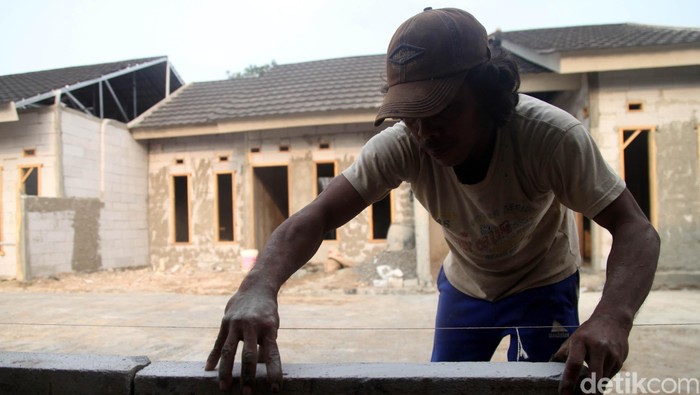 Sejumlah pekerja melakukan proses pembangunan perumahan di Bintara Jaya Village, Bekasi, Jawa Barat, Selasa (15/9/2015). Kementrian Pekerjaan Umum dan Perumahan Rakyat akan memangkas perizinan dalam sektor perumahan guna mendukung paket kebijakan ekonomi yang diterapkan Presiden Jokowi. Menteri Basuki mengatakan izin perumahan yang akan dipangkas akan bervariasi dari izin analisis dan dampak lingkungan (amdal) hingga perizinan ke pemerintah daerah. Agung Pambudhy/Detikcom