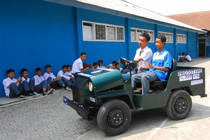 Dua pelajar mencoba mobil purwarupa yang diberi nama Sky Jeep V-150 i di halaman kampus SMK Angkasa Lanud Husein Bandung, Jawa Barat, Senin (14/9). Purwarupa Sky Jeep V-150 i merupakan hasil inovasi siswa SMK Angkasa dari mesin motor Yamaha Vixion 150 CC. Kendaraan ini mampu membawa beban sampai delapan orang dewasa dengan total pengerjaan selama empat bulan dan menghabiskan dana sebesar Rp43 juta. ANTARA FOTO/Agus Bebeng/kye/15