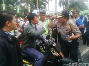 Massa Guru Honorer dan Pemotor Nyaris Ribut di Depan DPR