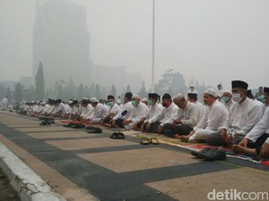 Saat Warga Riau Berdoa dan Menangis Agar Pembakar Hutan Bertobat