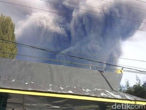 Erupsi Gunung Sinabung Hari ini Terbesar dalam Seminggu Terakhir