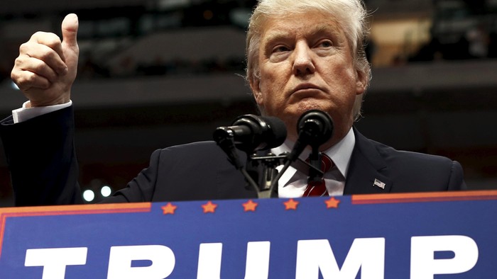 Massa Pendukung dan Penentang Donald Trump Bentrok Usai Kampanye