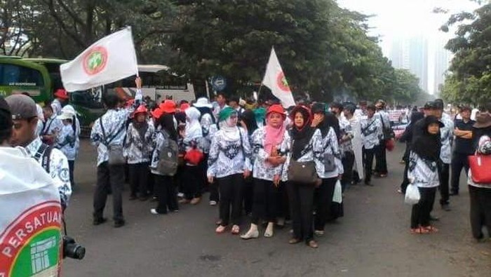 20 Ribu Guru Long March, Senayan Arah Gedung DPR Ditutup