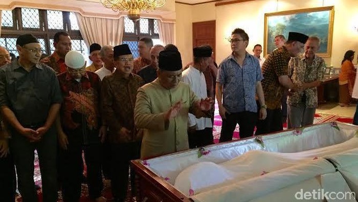 JK Ikut Menyalatkan Jenazah Ali Wardhana