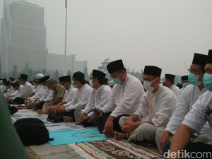 Isak Tangis Warnai Salat Istisqa di Kantor Gubernur Riau