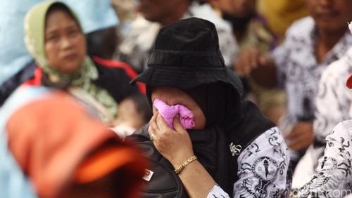 Puluhan ribu guru honorer menggelar demo dan aksi damai di Jl Asia Afrika Jakarta, Selasa (15/9/2015) usai menyampaikan aspirasinya di depan Gedung DPR RI. Beginilah wajah lelah perjuangan para pahlawan tanpa tanda jasa honorer ini dari berbagai daerah yang menagih janji Presiden Jokowi untuk mengangkatnya menjadi PNS. Rachman Haryanto/detikcom.
