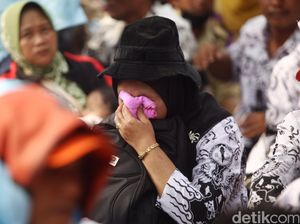 Bikin Hati Teriris! Guru Honorer Puluhan Tahun Mengabdi, Gaji 300 Ribu/Bulan