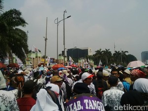 Saat Guru Honorer Beraksi di Depan Gedung DPR Menuntut Diangkat Jadi PNS