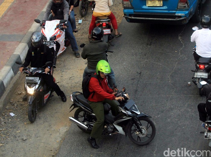Lawan Arus Terus Pukul Polisi, Pemuda Ini Ditahan