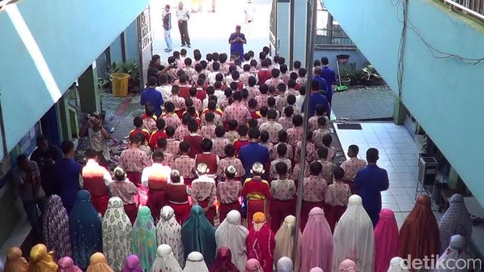 Siswa SD Gelar Salat Gaib Insiden Crane Masjidil Haram