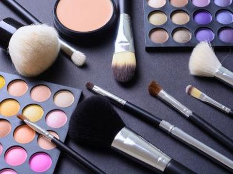 Ilustrasi Peralatan Make-Up