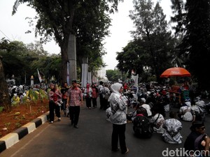 Massa Guru Honorer Geser ke Kemenpan, Lalu Duduk-duduk di Jl Asia Afrika