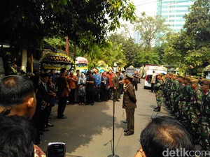 Jenazah Ali Wardhana Diserahkan ke Gubernur BI Lalu Dibawa ke Tanah Kusir