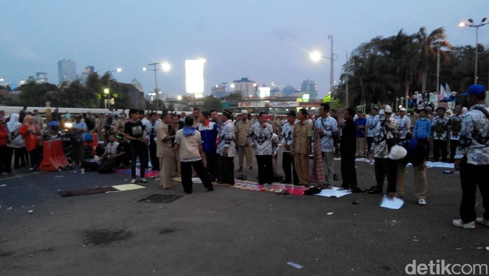 Dapat Kabar Pengangkatan Jadi PNS, Guru Honorer di DPR Bubar