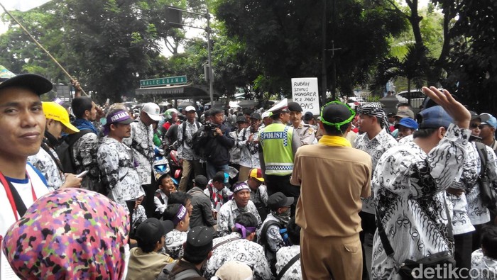 Ribuan Guru Honerer Ngaso di Depan Kemenpora, Tutup Seluruh Jalan