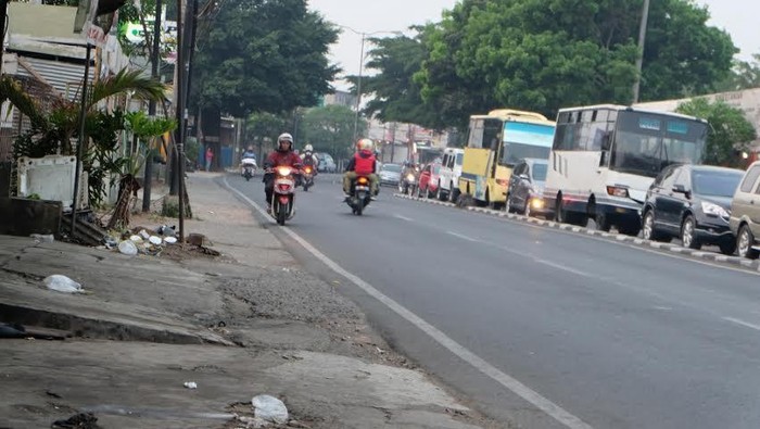 Jangan Ditiru, Pemotor di Cibubur ini Melawan Arus Menghindari Macet