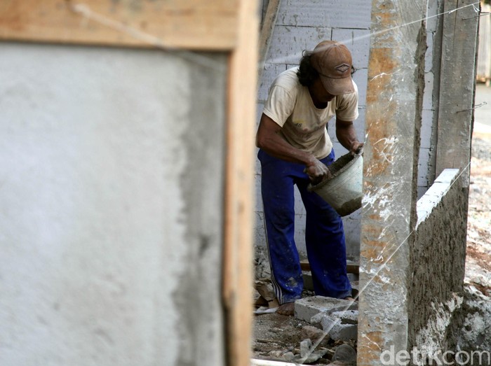 Sejumlah pekerja melakukan proses pembangunan perumahan di Bintara Jaya Village, Bekasi, Jawa Barat, Selasa (15/9/2015). Kementrian Pekerjaan Umum dan Perumahan Rakyat akan memangkas perizinan dalam sektor perumahan guna mendukung paket kebijakan ekonomi yang diterapkan Presiden Jokowi. Menteri Basuki mengatakan izin perumahan yang akan dipangkas akan bervariasi dari izin analisis dan dampak lingkungan (amdal) hingga perizinan ke pemerintah daerah. Agung Pambudhy/Detikcom