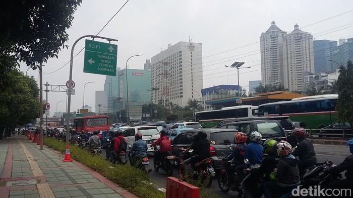 Guru Honorer Demo di DPR, Sejumlah Jalan Protokol Macet Parah
