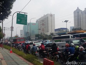 Jalan Gatot Subroto Macet Akibat Demo Guru Honorer, Ini Pengalihan Arusnya