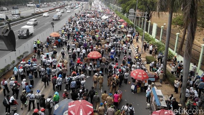 Setelah Demo di DPR, Ribuan Guru Honorer Jalan Lawan Arus ke Kemen PAN-RB