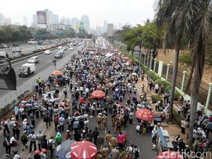Setelah Demo di DPR, Ribuan Guru Honorer Jalan Lawan Arus ke Kemen PAN-RB