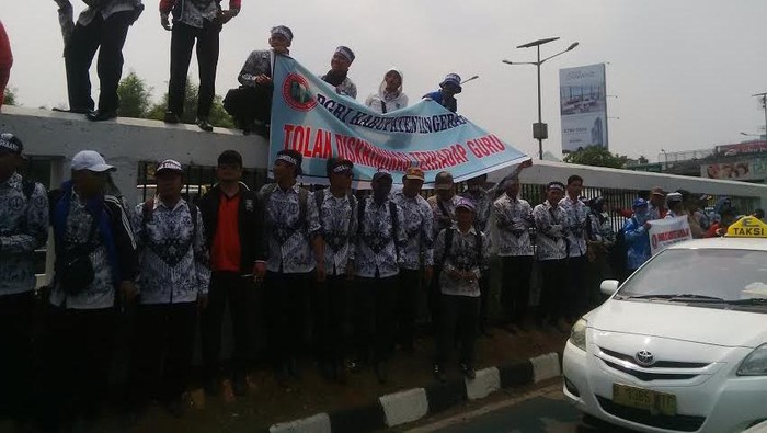 Guru Honorer Demo di DPR, Kendaraan Dialihkan ke Jalur TransJ